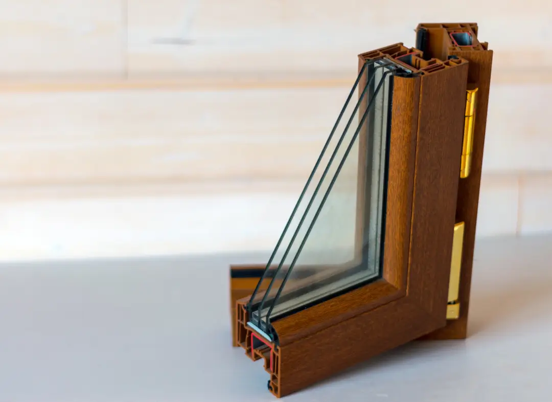 Installation de fenêtre en bois sur mesure Bram